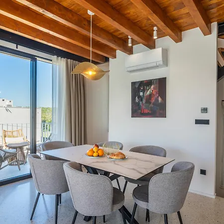 Vice Versa By The Sea *