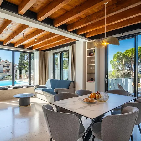 Vice Versa By The Sea