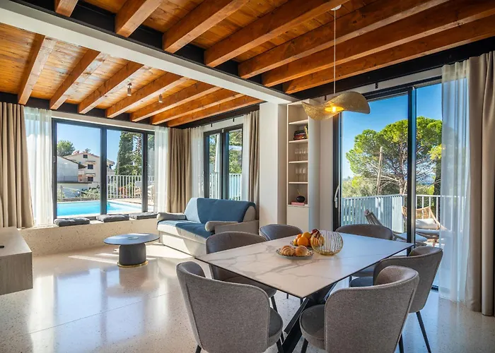 Vice Versa By The Sea