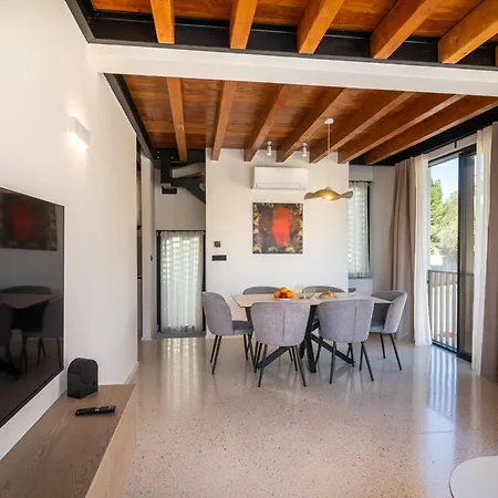 Vice Versa By The Sea *