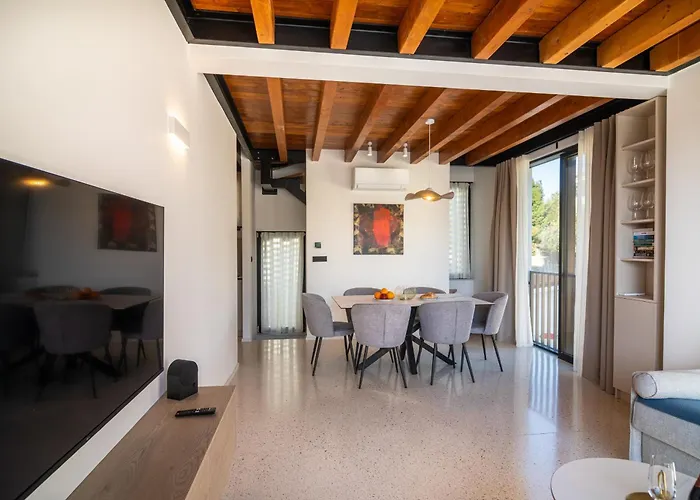 Vice Versa By The Sea *